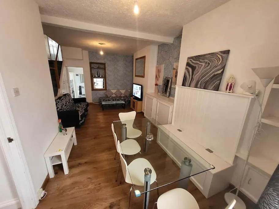 Holiday home Modern 3-Bedroom Home With Lovely Garden Cardiff