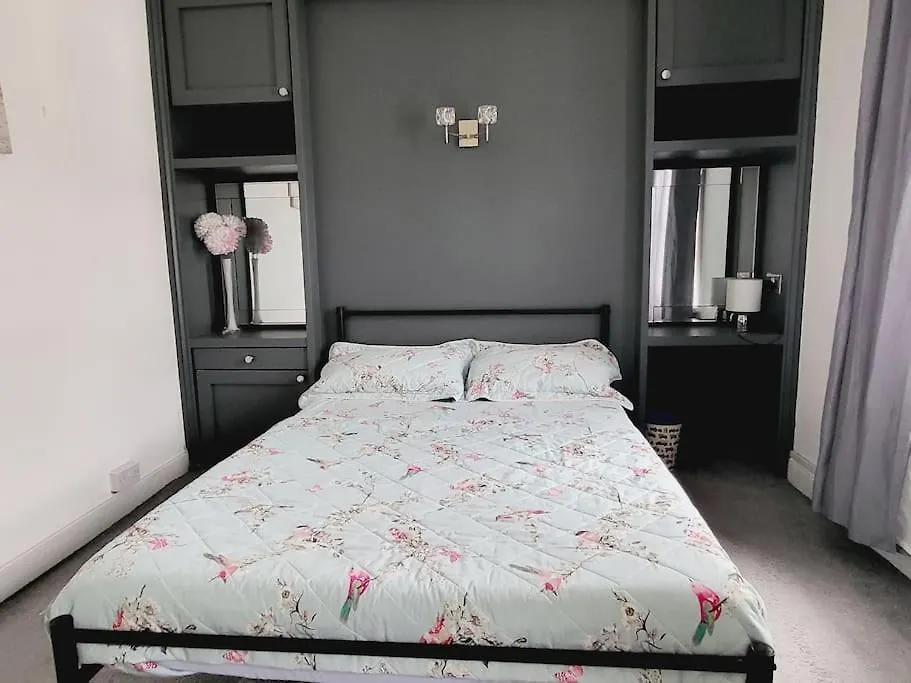 Modern 3-Bedroom Home With Lovely Garden Cardiff Holiday home