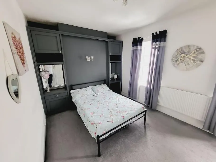 Holiday home Modern 3-Bedroom Home With Lovely Garden Cardiff