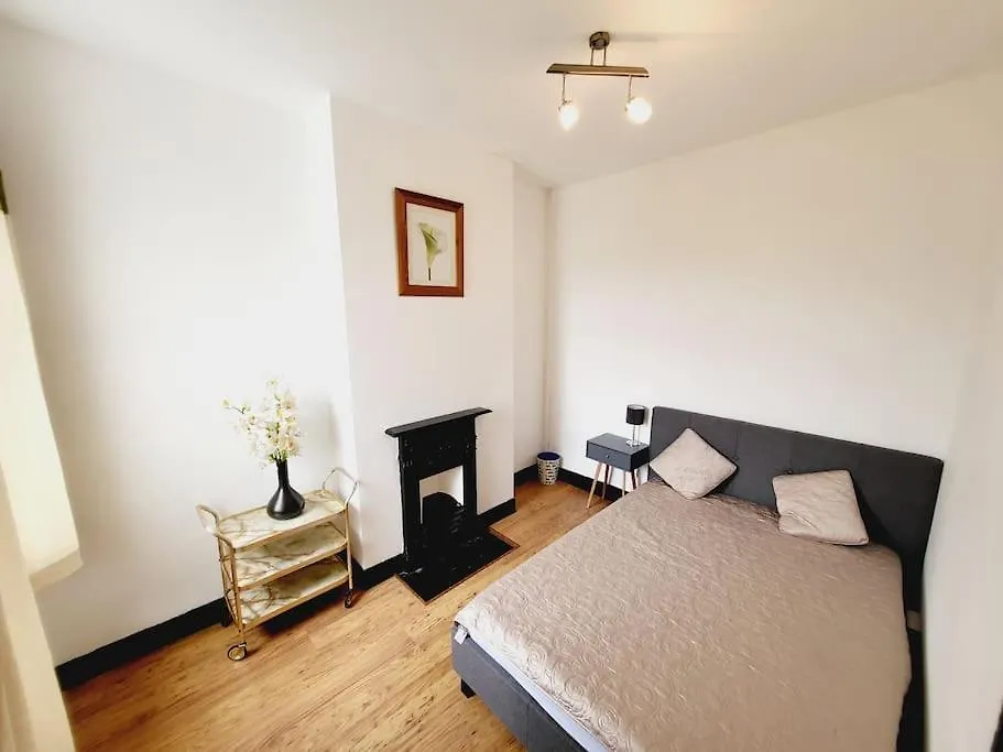 Modern 3-Bedroom Home With Lovely Garden Cardiff Holiday home