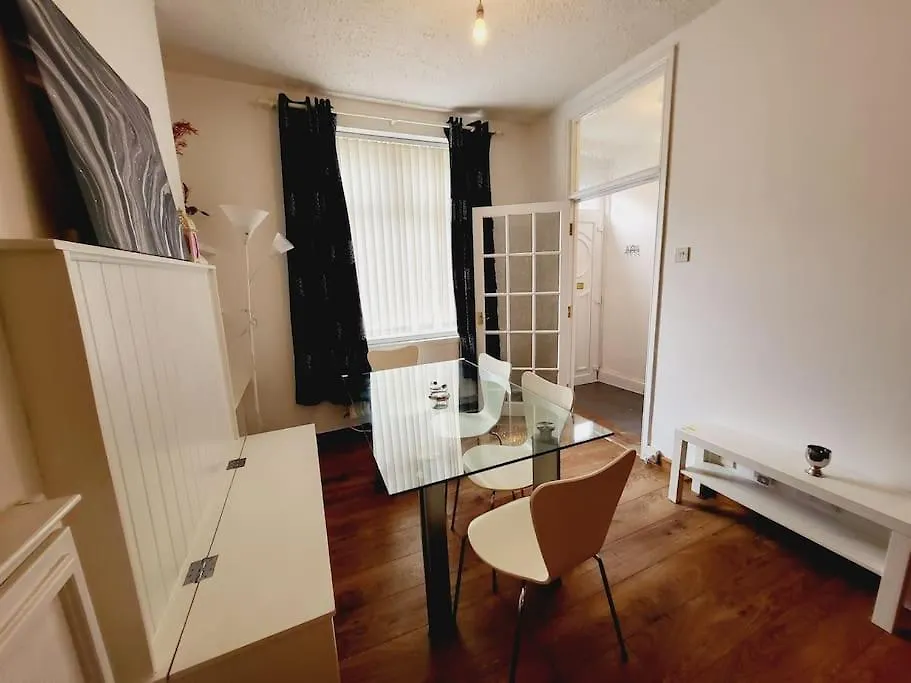 Modern 3-Bedroom Home With Lovely Garden Cardiff Holiday home