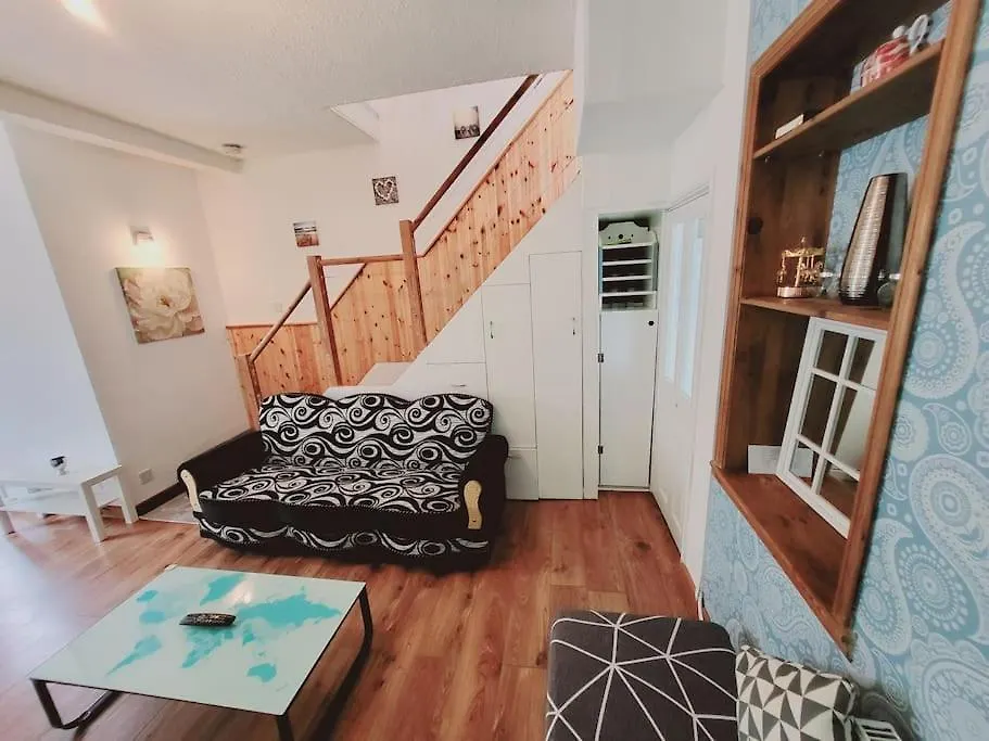 Modern 3-Bedroom Home With Lovely Garden Cardiff