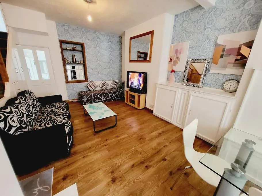 Modern 3-Bedroom Home With Lovely Garden Cardiff
