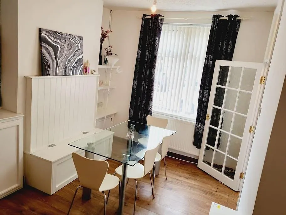 Modern 3-Bedroom Home With Lovely Garden Cardiff United Kingdom