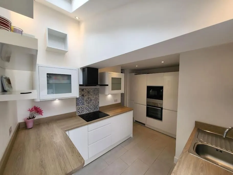 Modern 3-Bedroom Home With Lovely Garden Cardiff 0*,  Verenigd Koninkrijk