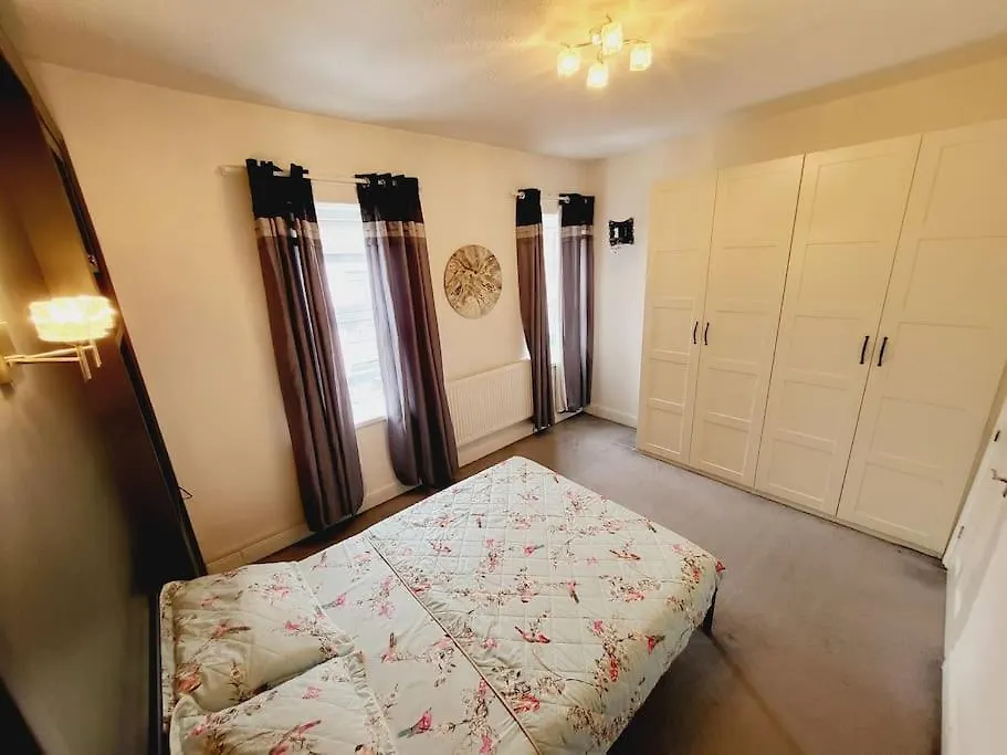 Modern 3-Bedroom Home With Lovely Garden Cardiff 0*,